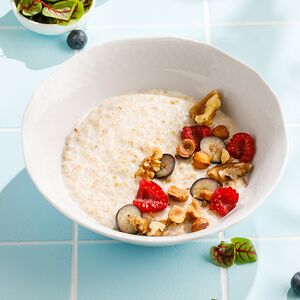 Овсяная каша с орехами и свежими ягодами