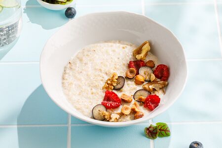 Овсяная каша с орехами и свежими ягодами