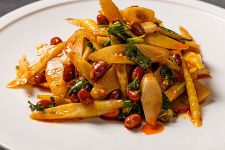 Маринованный бамбук с арахисом в остром соусе