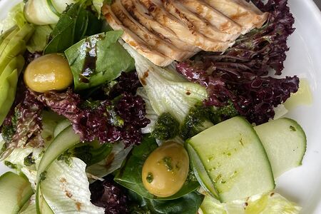 Большой зеленый салат с цыпленком