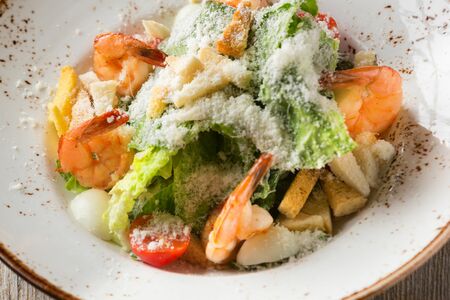 Салат Цезарь с креветками