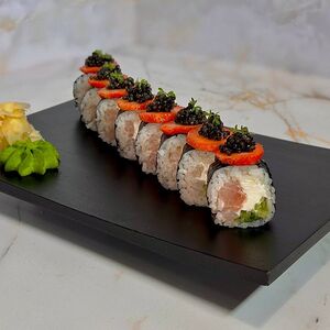 Ролл с черной икрой, клубникой и морским окунем