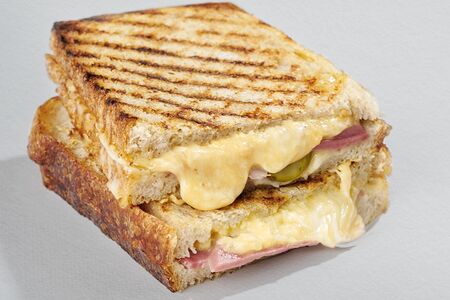 Половина грилд-чиза с говядиной из пекарни Футура