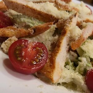Салат Цезарь с курицей