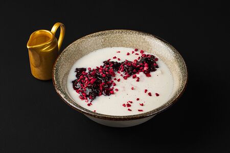 Манная каша с ежевичным вареньем