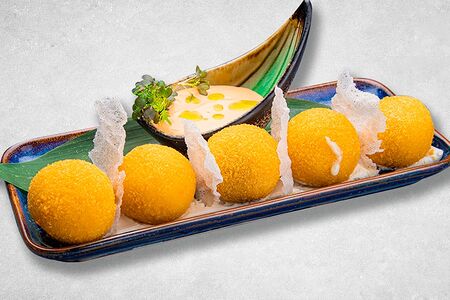 Сырные шарики с беконом и соусом паприка