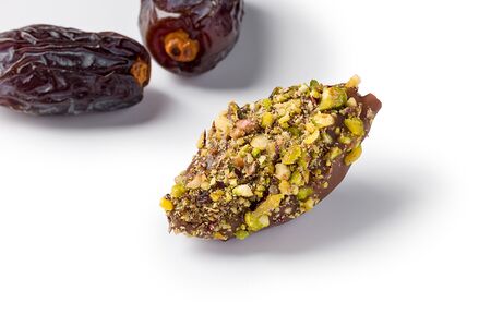 Финики с орехами в темном шоколаде 