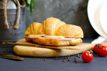 Бутерброд с ветчиной и сыром