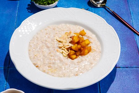 Овсяная каша с яблоком и миндалем