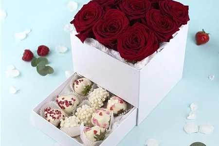 Шкатулка с Красными розами и клубникой в шоколаде
