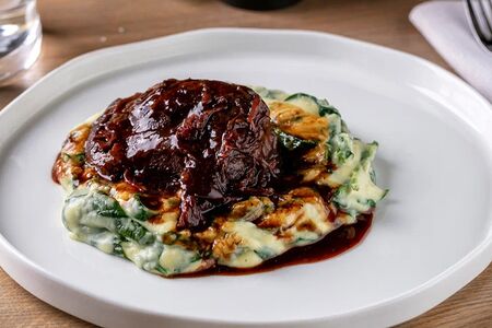 Говяжьи щеки с картофельным пюре и шпинатом