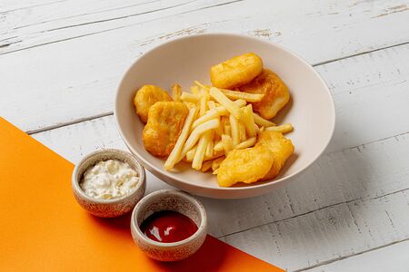 Наггетсы с картофелем фри и кетчупом