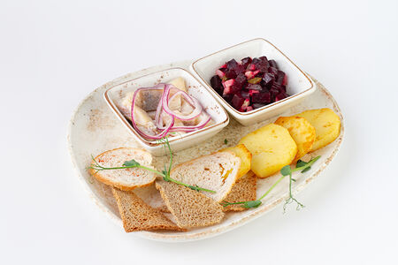 Сельдь со слайсами картофеля с винегретом