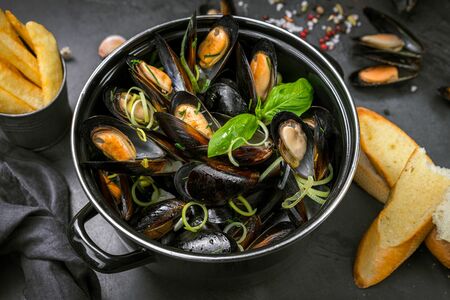 Мидии в соусе из белого вина