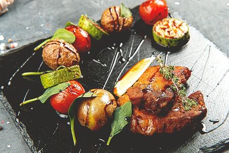 Стейк из свинины с овощами гриль