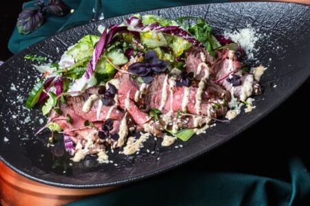 Салат с ростбифом и ореховым соусом 