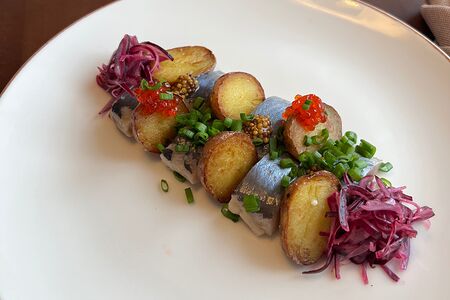 Олюторская сельдь с молодым картофелем и щучьей икрой 