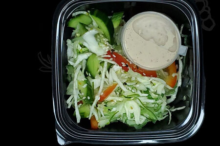 Овощной салат с чукой и ореховым соусом