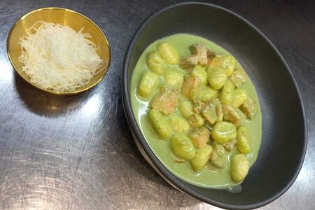 Картофельные ньокки с лососем и сливочно-шпинатным соусом