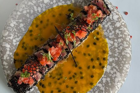 Татаки из тунца с маракуйей и томатной сальсой