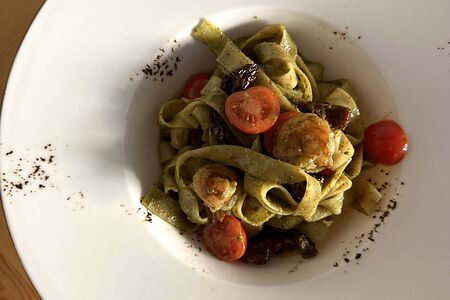 Паста с креветками и вялеными томатами