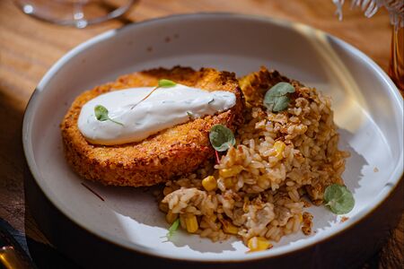 Крабовая котлета с диким рисом