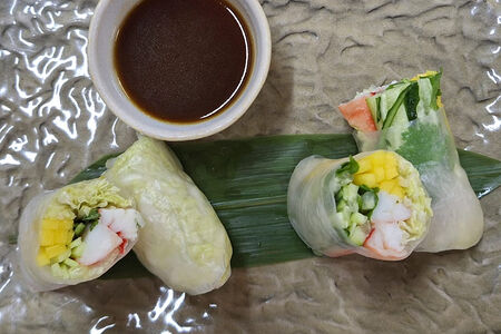Фреш-ролл с камчатским крабом и тайским манго
