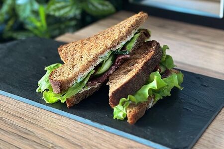 Сэндвич с говядиной и вялеными томатами