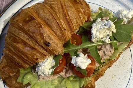 Круассан с тунцом и соусом Тартар