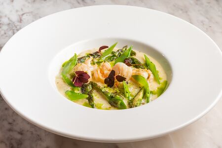 Лимонное ризотто со спаржей и креветками 