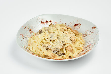 Паста с курицей и грибами в сливочном соусе