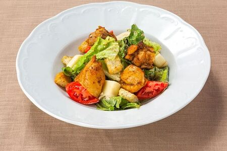 Теплый салат с куриным бедром и копченым сыром сулугуни