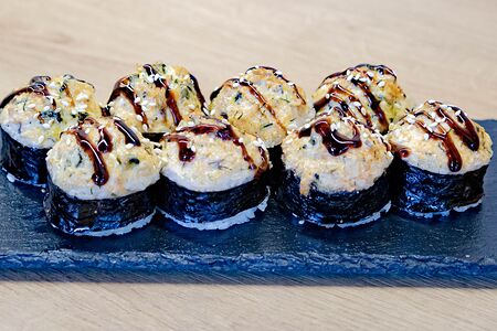 Острые запеченные роллы с угрем