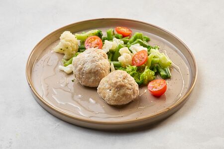 Паровые котлеты из индейки с овощами