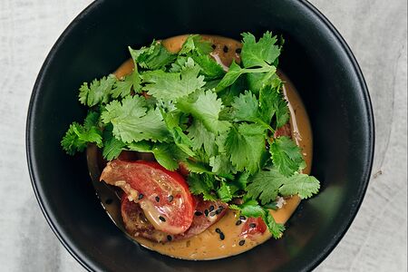 Томаты в мисо-глазури с зеленью