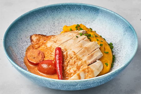 Куриная грудка сувид с соусом Том Ям