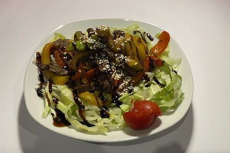 Теплый салат с говядиной