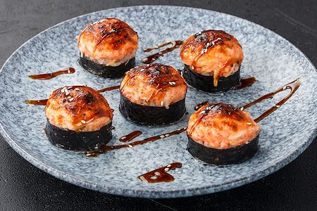 Ролл запеченный с копченым лососем