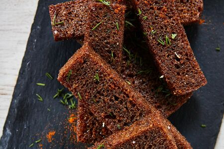 Чесночные гренки из бородинского хлеба с соусом Рокфор