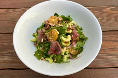 Салат с рукколой и ростбифом