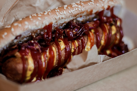 Вег-дог с пряной красной капустой