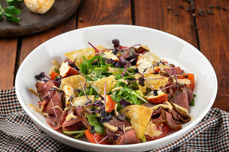 Салат с ростбифом и сыром шевр