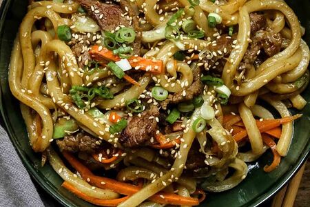 Удон со свининой в устричном соусе 