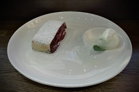 Вишневый штрудель с мороженым