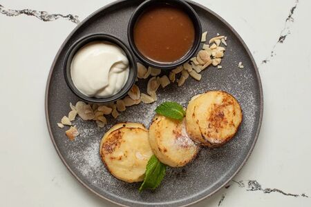 Сырники из фермерской рикотты с соленой карамелью