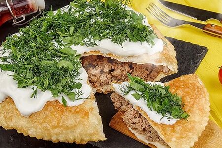 Чебурек-пирог со свининой и говядиной