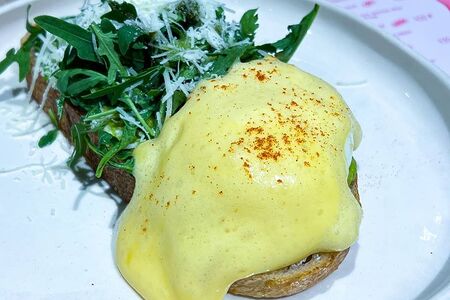 Тост из авокадо с яйцом пашот и соусом голландез