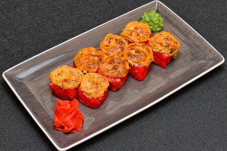 Запеченный ролл с лососем