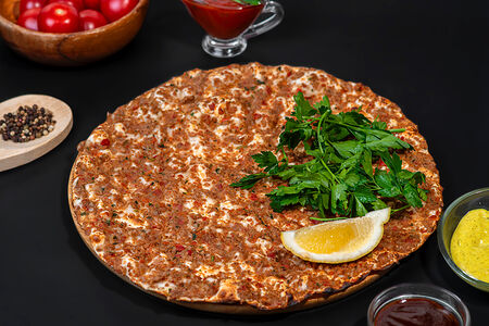 Лахмаджун с фаршем и овощами