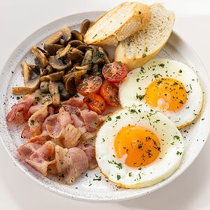 Английский завтрак с грибами и беконом